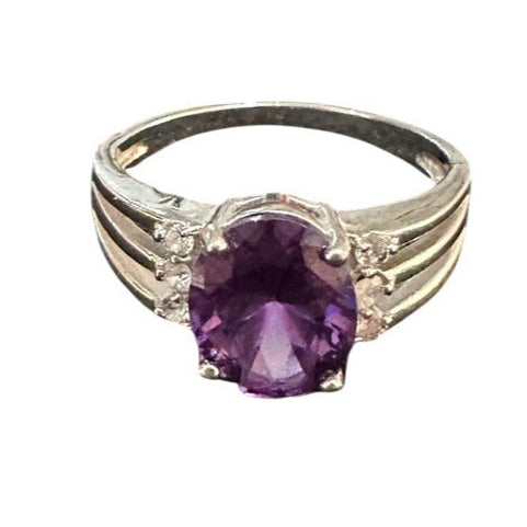Amethyst solitarie ring flat lay